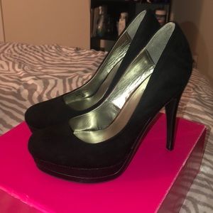 “Guess” Black platform pumps